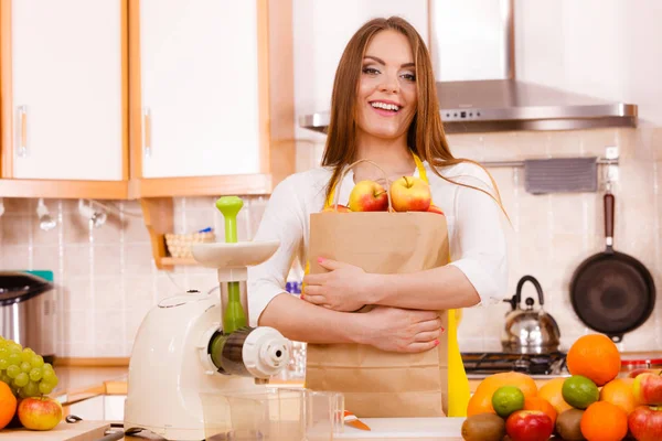 Mujer en cocina preparando frutas para el jugo — Foto de Stock