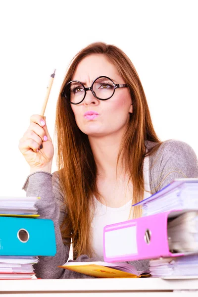 Frau sitzt im Büro am Schreibtisch und denkt nach — Stockfoto