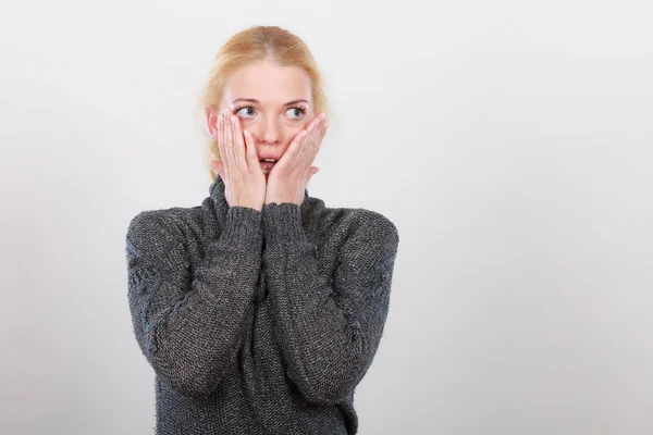 Schockierte Frau hält Hände vors Gesicht — Stockfoto