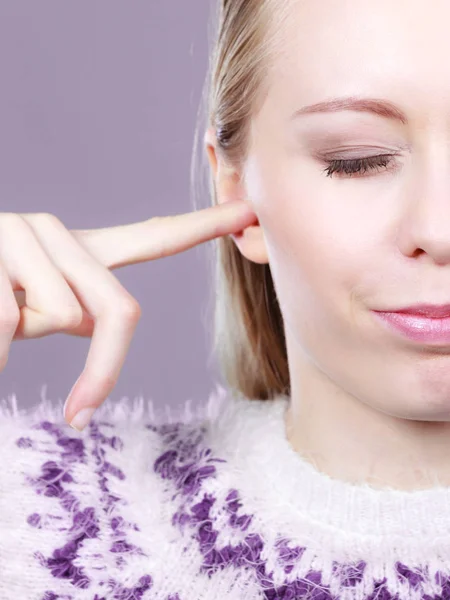 Mulher cobrindo orelhas com dedos — Fotografia de Stock