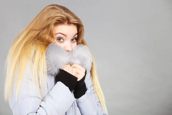Donna che indossa inverno caldo giacca pelosa — Foto Stock