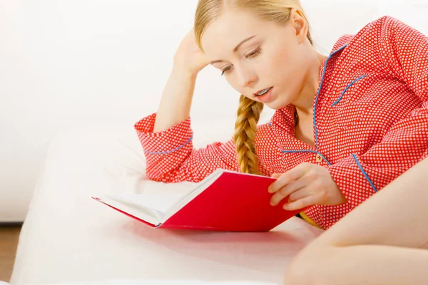 Vrouw in bed lezen boek ontspannen — Stockfoto