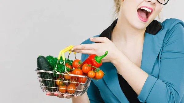 Mulher segura cesta de compras com legumes — Fotografia de Stock