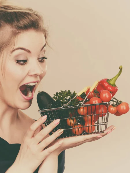 Frau hält Einkaufskorb mit Gemüse — Stockfoto