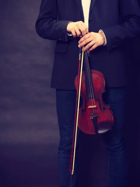 Uomo uomo vestito elegantemente tenendo violino — Foto Stock