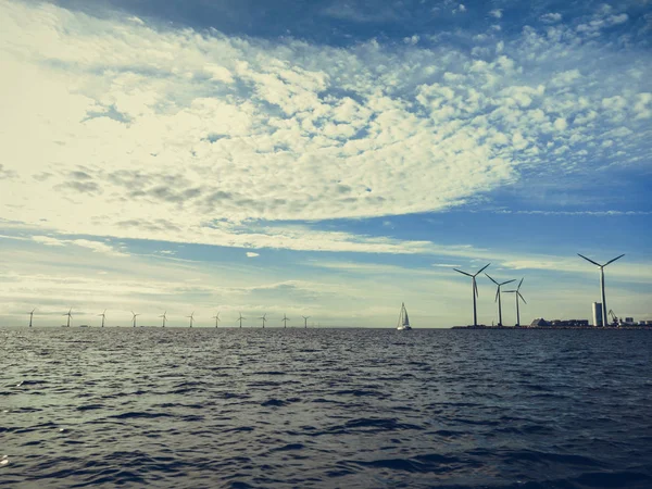 Turbine eoliche generatore di energia fattoria lungo la costa mare — Foto Stock
