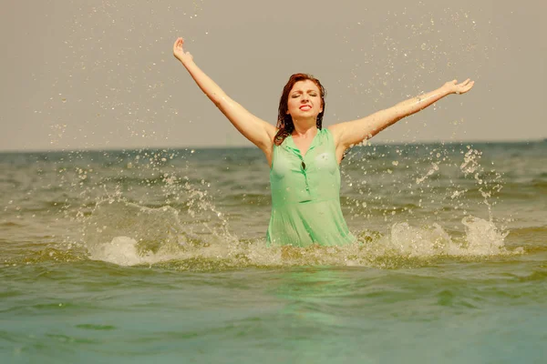 赤毛の女性の夏の中で水で遊ぶ — ストック写真