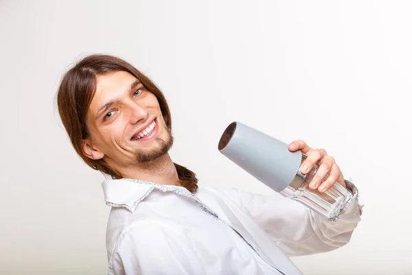 Male barman makes cocktail. — Stock Photo, Image