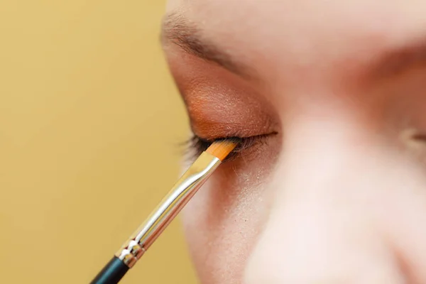 Primer plano mujer conseguir maquillaje, sombra de ojos — Foto de Stock