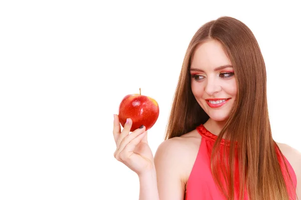 Mulher encantadora menina maquiagem colorida detém fruta de maçã — Fotografia de Stock