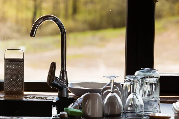 Mytí nádobí. kuchyňského dřezu a dishwares — Stock fotografie