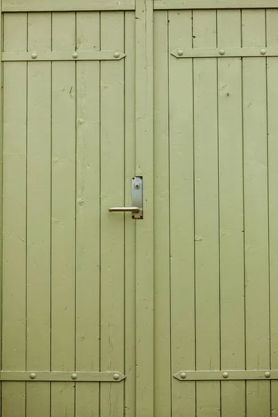 Große grüne altmodische Holztüren im Haus — Stockfoto