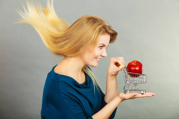 Femme tenant panier avec pomme à l'intérieur — Photo