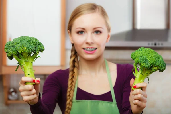 Nő a konyha, a zöld friss brokkoli — Stock Fotó