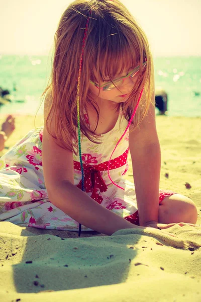 Ragazza del bambino che gioca in estate sulla spiaggia — Foto Stock