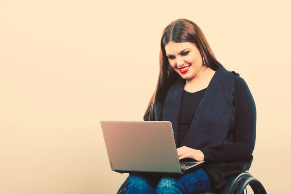 Bilgisayarı tekerlekli sandalyede olan engelli kadın.. — Stok fotoğraf