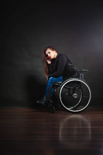 Menina triste sentado em cadeira de rodas . — Fotografia de Stock