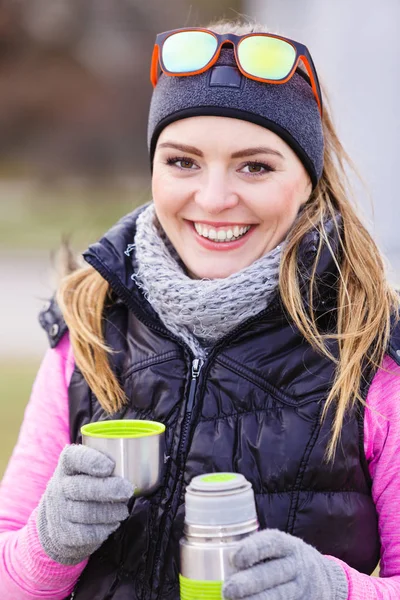 Hiker kvinna värmer upp dricka te i kall dag — Stockfoto