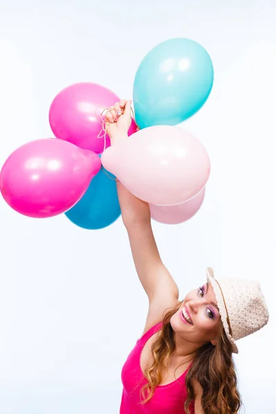 Femme jouant avec de nombreux ballons colorés — Photo