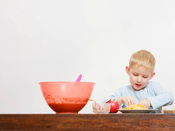 Little boy eating apple for snack — Stock Photo, Image