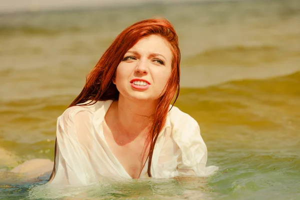 Roodharige vrouw poseren in water gedurende de zomermaanden — Stockfoto