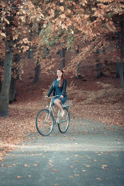 Ruiva senhora ciclismo no parque . — Fotografia de Stock