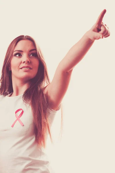 Ruban cancer rose femme sur la poitrine pointant — Photo