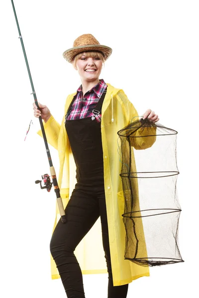 Mulher feliz segurando vara de pesca e keepnet — Fotografia de Stock