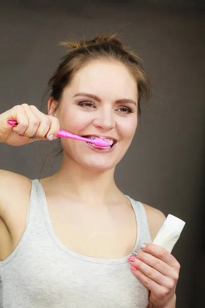 Γυναίκα βουρτσίσματος δοντιών καθαρισμού — Φωτογραφία Αρχείου