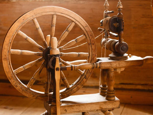 Ouderwetse houten spinrok, spindel, spinning wiel — Stockfoto