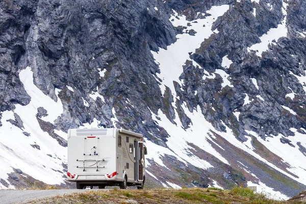 Camper coche en noruego montañas —  Fotos de Stock