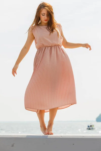 Femme dansant portant une longue robe rose clair — Photo