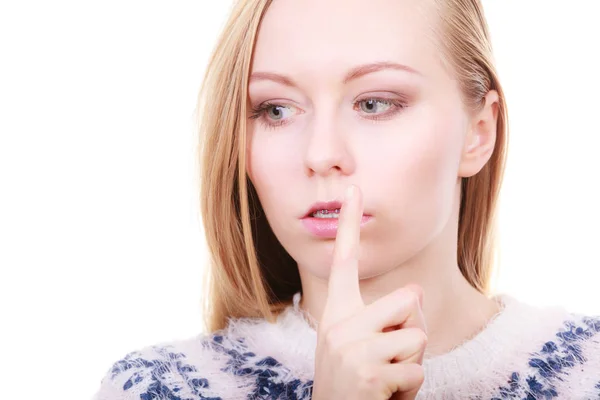Unga blonda kvinnan gör tystnad gest — Stockfoto