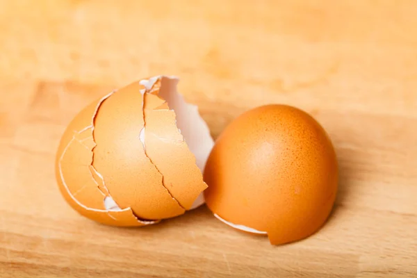 Detailed closeup of empty cracked eggshells — Stock Photo, Image