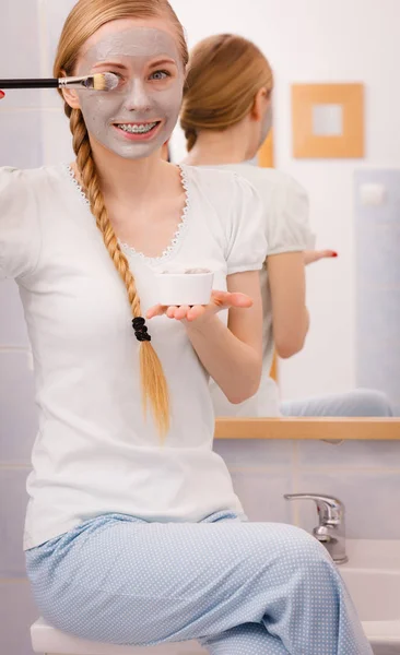 Frau mit grauer Lehmmaske im Gesicht — Stockfoto