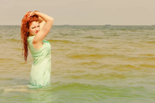 Rusovláska žena pózuje ve vodě v létě — Stock fotografie