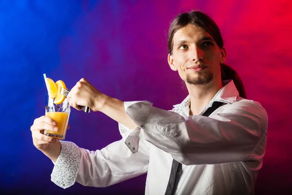 Barman mélange des boissons dans le verre . — Photo