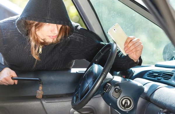 Einbrecher brechen in Auto ein und stehlen Smartphone — Stockfoto