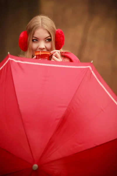 Menina no parque com guarda-chuva . — Fotografia de Stock