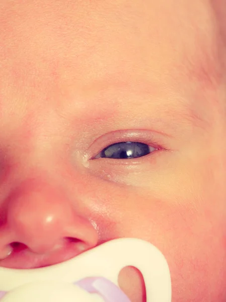 Close-up van weinig pasgeboren liggend met speen in de mond — Stockfoto