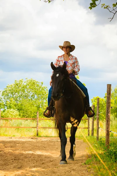 Vaquera montando a caballo en el prado del campo — Foto de Stock