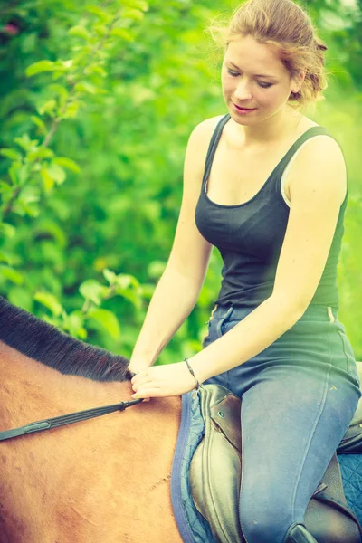 Mujer joven sentada en un caballo —  Fotos de Stock