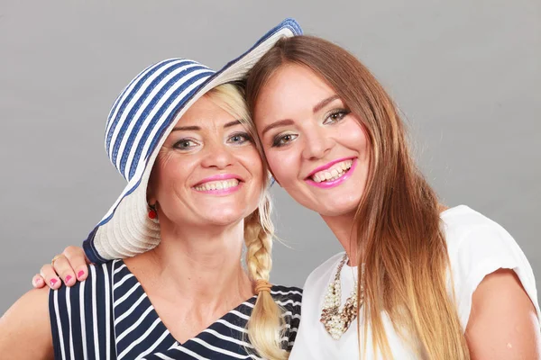 Fashionabla mor och dotter poserar tillsammans — Stockfoto