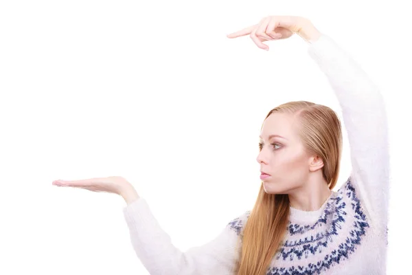 Teenage blonde woman pointing at copyspace — Stock Photo, Image