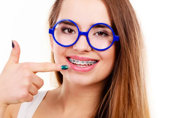 Nerdy žena ukazuje její zuby s kšandami — Stock fotografie
