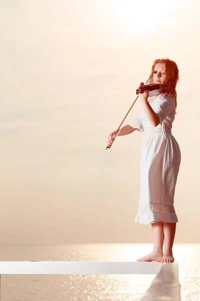 Mulher no cais fora segurando violino — Fotografia de Stock