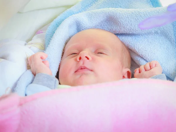 Little newborn baby sleeping calmly in blanket — Stock Photo, Image