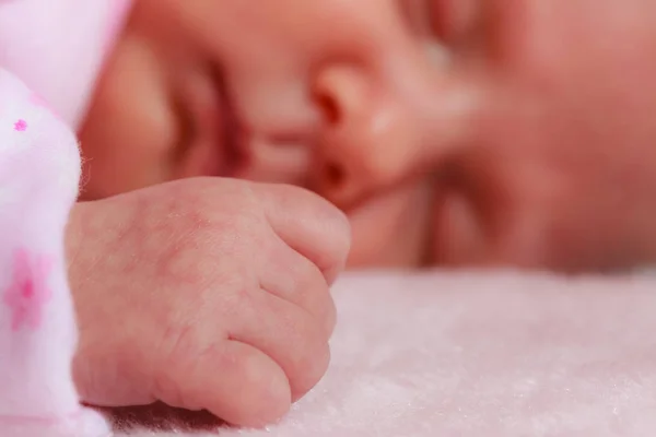 Pequeño bebé recién nacido durmiendo en manta —  Fotos de Stock