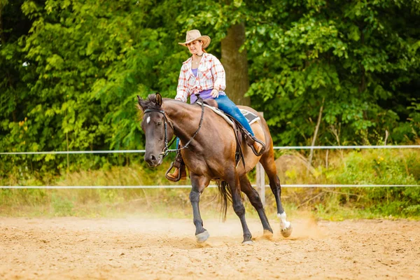 Vaquera montando a caballo en el prado del campo — Foto de Stock