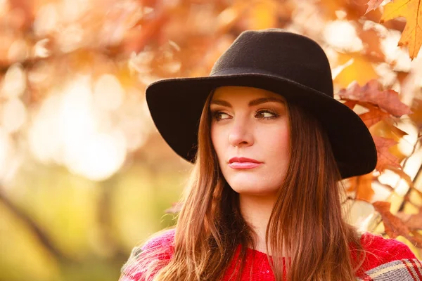 Vrouw wandelen in het park in het najaar — Stockfoto